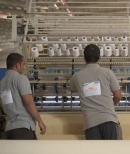 فريق العمل داخل مصنع فور كمفورت أثناء تشغيل خطوط تصنيع المراتب في السعودية