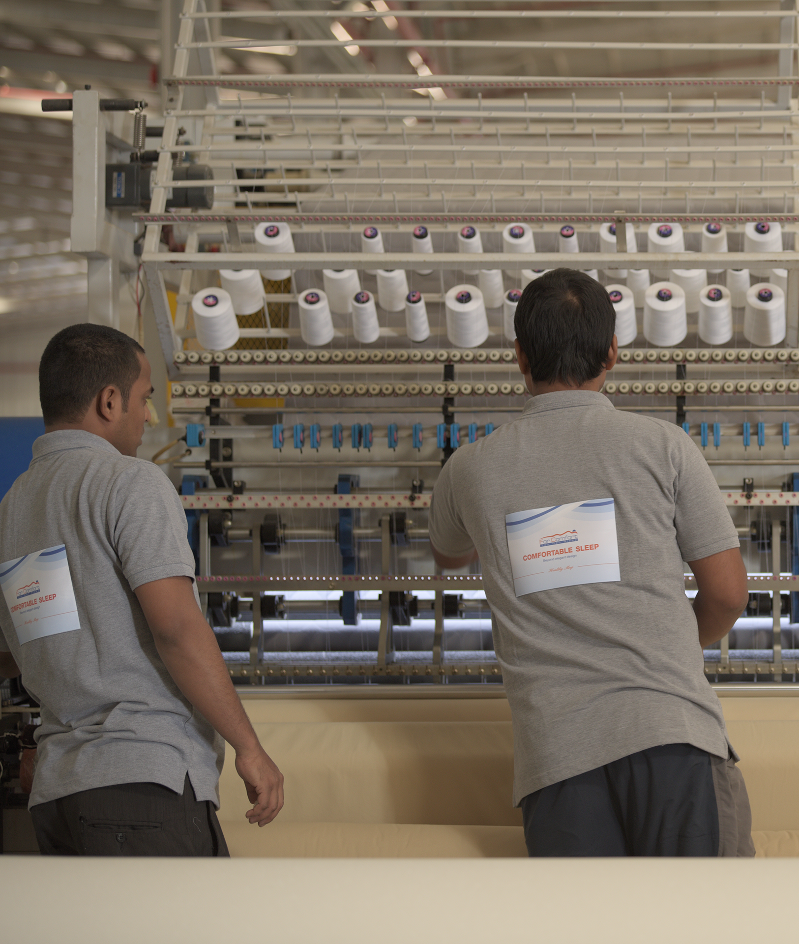 فريق العمل داخل مصنع فور كمفورت أثناء تشغيل خطوط تصنيع المراتب في السعودية
